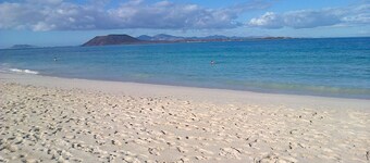 VILLAS 20 METER FRÅN HAVET, MED PRIVAT BOL.