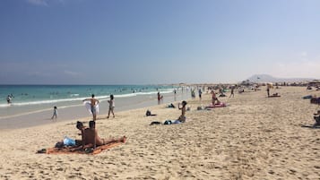 Aan het strand, ligstoelen aan het strand, strandlakens