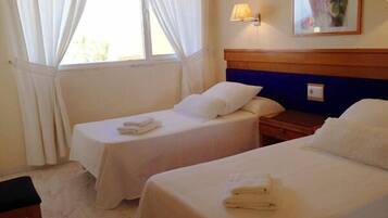 2 chambres, coffres-forts dans les chambres, fer et planche Ă repasser