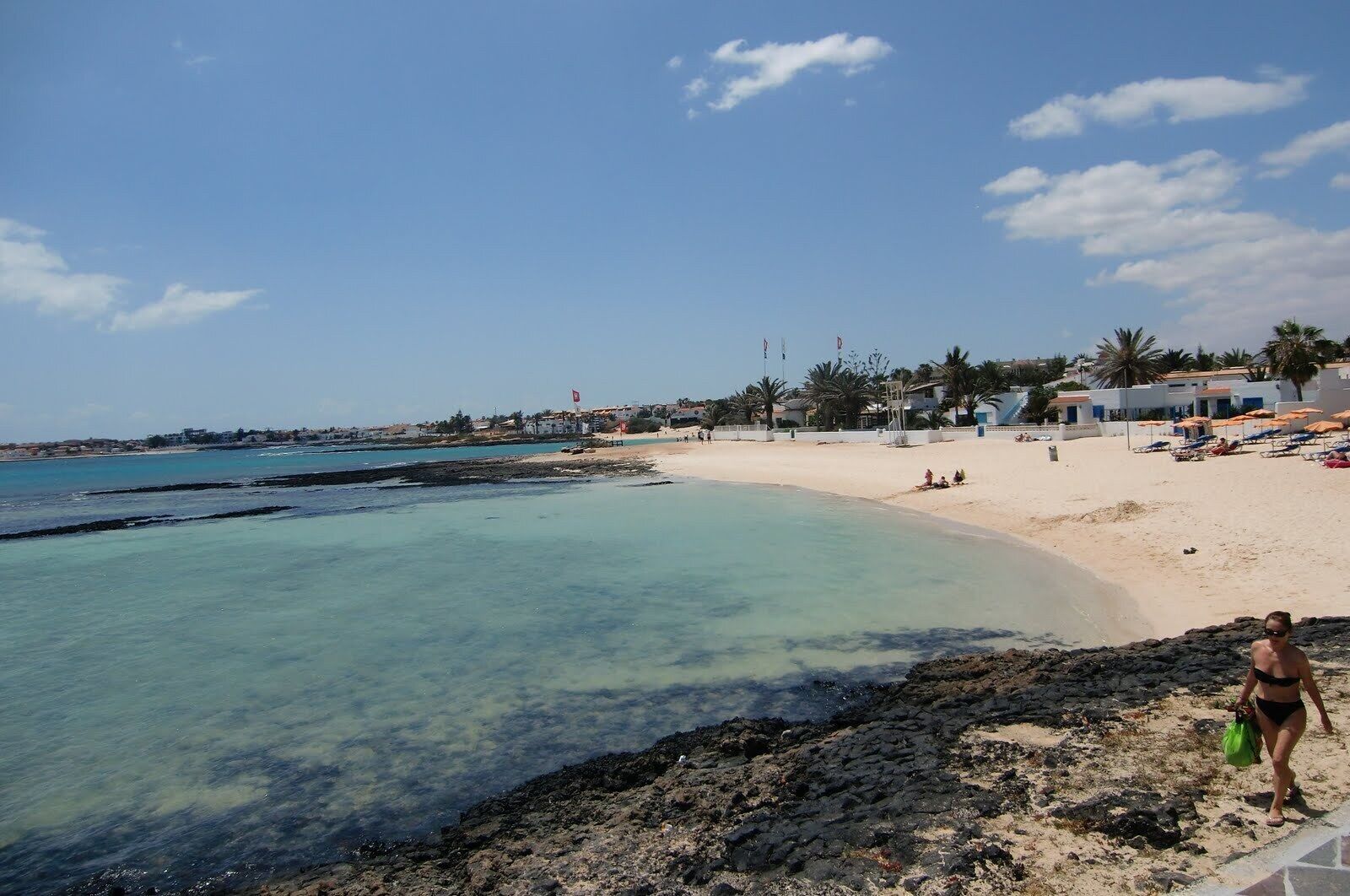 Plage, chaises longues, serviettes de plage