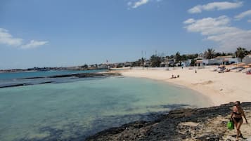 Plage, chaises longues, serviettes de plage