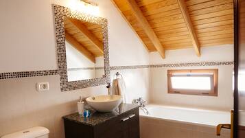 Combined shower/bathtub, hair dryer, towels, shampoo