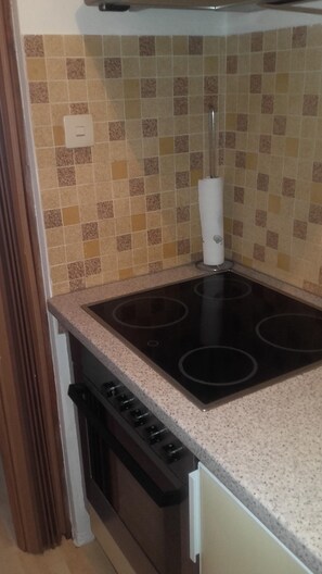 Frigorífico, horno, placa de cocina y cafetera o tetera