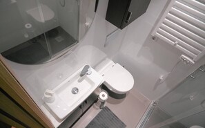 Séchoir à cheveux, serviettes fournies, savon, papier de toilette