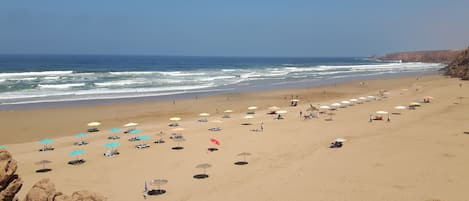 En la playa y toallas de playa