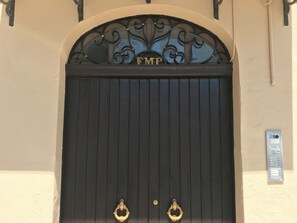 Exterior detail - Frank's house - flat with terrace in the centre (Palermo)