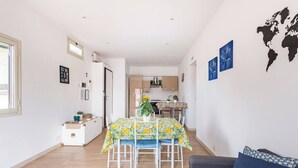 Un apartamento moderno con comedor, cocina y sala de estar.