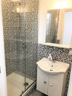 Shower, hair dryer, bidet, towels - Frank's house - flat with terrace in the centre (Palermo)