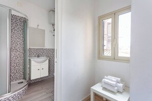 تجهيزات دش، مجففات شعر، مراحيض شطف، مناشف