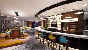 Eine moderne Bar mit einer gebogenen Theke, mehreren Barhocker und einer Weinauslage.