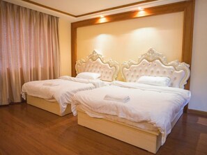 Schreibtisch, Verdunkelungsvorhänge, kostenloses WLAN