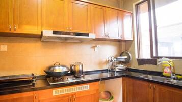 Kühlschrank, Herdplatte, Wasserkocher, Kochgeschirr/Geschirr/Besteck