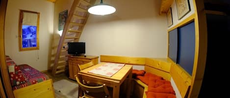 2 bedrooms, iron/ironing board, WiFi