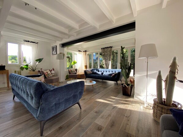 Smart TV, fireplace, offices