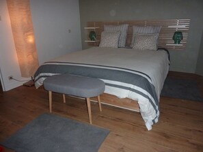4 habitaciones, tabla de planchar con plancha y cuna de viaje