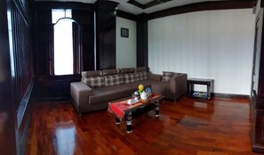 Premium Suite | Living area | Flat-screen TV - Favanhmai Hotel (Phonsavan)