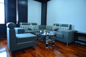 Suite Premium | Área de sala de estar | Televisión de pantalla plana 