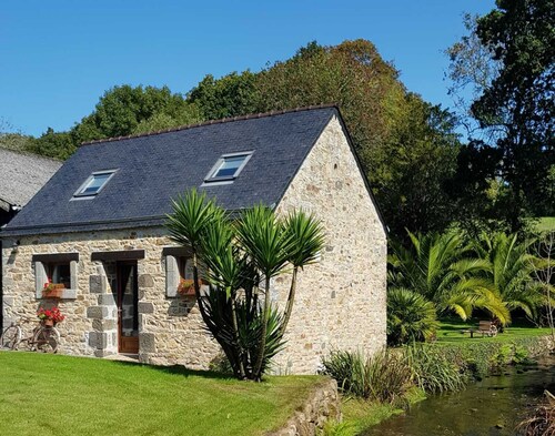 Viehättävä talo joen rannalla