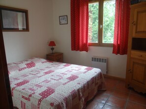 4 bedrooms, iron/ironing board, WiFi