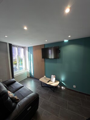 Una televisión, libros