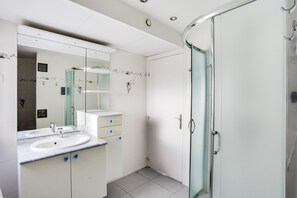 Dusche, Haartrockner, Handtücher, Seife