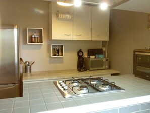 Microwave, coffee/tea maker, cookware/dishes/utensils - Gite landing beach (Saint Côme de fresne)