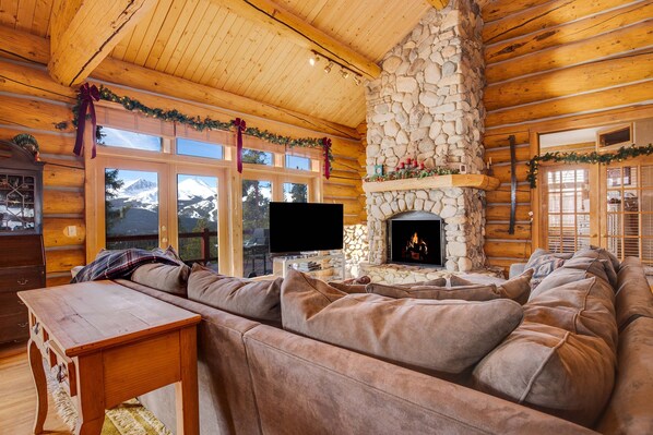 TV, fireplace, books - Log View Lodge Dog FriendlyUnobstructed Views From Every Room Private Hot Tub (Breckenridge)