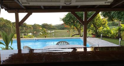 Bungalow bois prés de RiviÚre-Salée avec vue sur mer Caraïbes et campagne