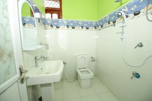 豪華雙人房 | 浴室 | 淋浴設備、免費盥洗用品、吹風機、拖鞋