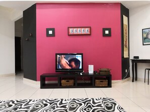 Interior - Wifi.InternetTV.Pool.35 min to 20th Century Fox World Malaysia. (Seksyen 2 Wangsa Maju)