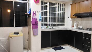 Frigorífico, horno, placa de cocina y utensilios de cocina