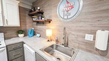 Kylskåp, mikrovågsugn, ugn och spishäll