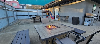 Downtown Tahlequah! Amazing Patio, Walkable to Restaurants/Bars, Wi-Fi +