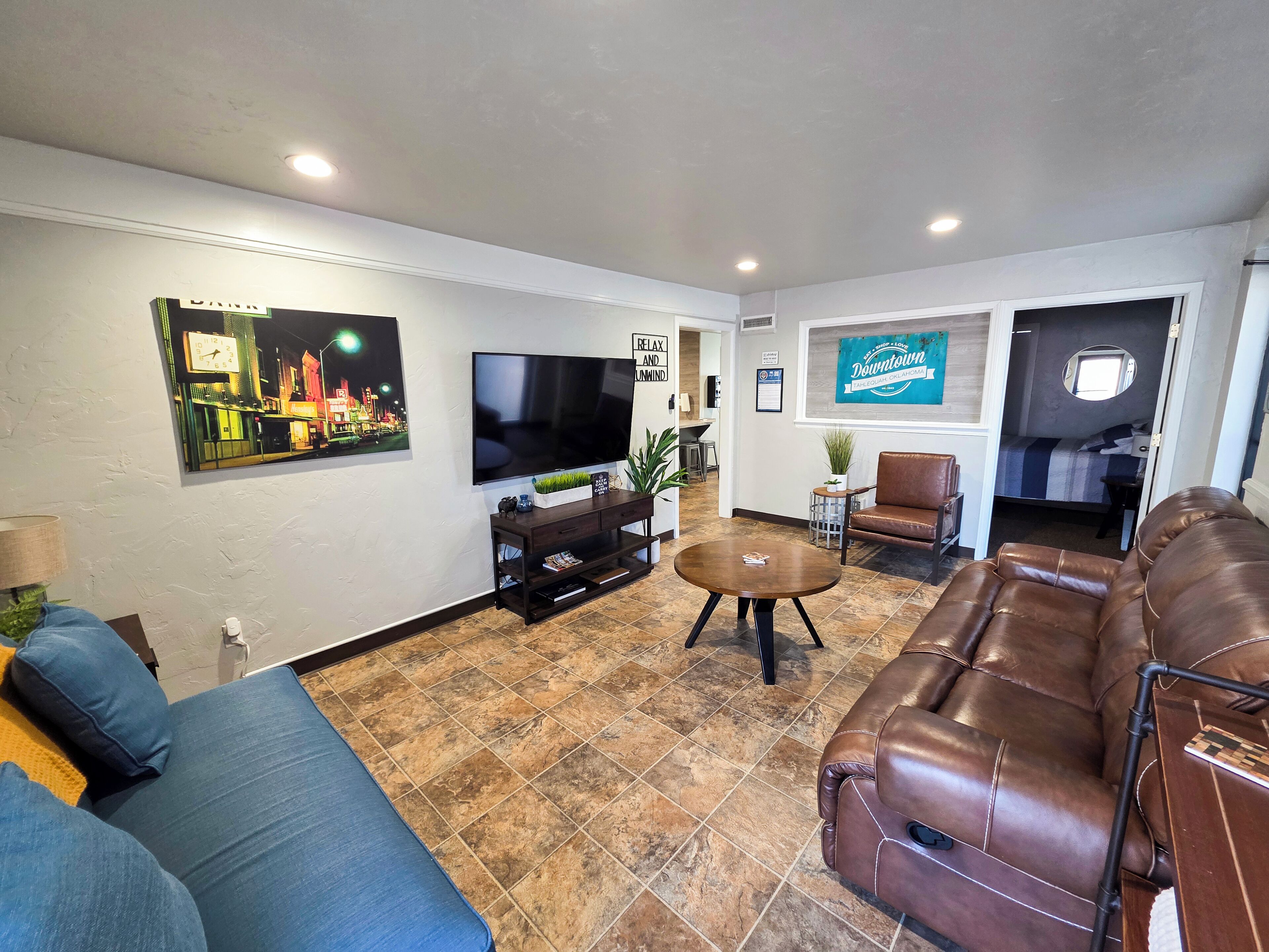 Smart TV, Netflix, streaming services, stereo