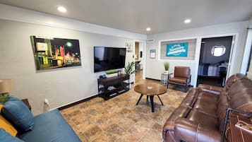 Smart TV, Netflix, streaming services, stereo