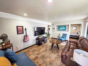 Smart TV, Netflix, streaming services, stereo