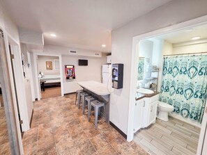 2 habitaciones, escritorio, tabla de planchar con plancha y wifi gratis