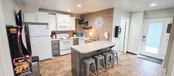 Downtown Tahlequah! Amazing Patio, Walkable to Restaurants/Bars, Wi-Fi +