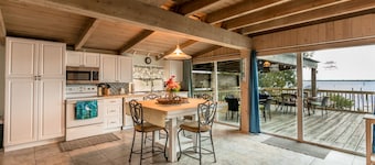 Beautiful waterfront event venue hjemme på Indian River med basseng og båt dock