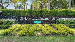 Segnaletica per Kaanapali Shores, con un logo e un muro in pietra.