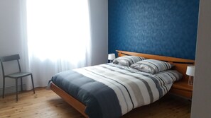 4 habitaciones, tabla de planchar con plancha, wifi y ropa de cama 