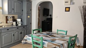 Dining - Sarrians rental for 4 people, pets welcome.  (Sarrians)
