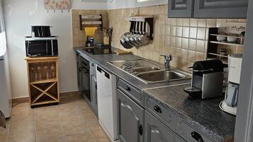 Een koelkast, een microgolfoven, een oven, een kookplaat