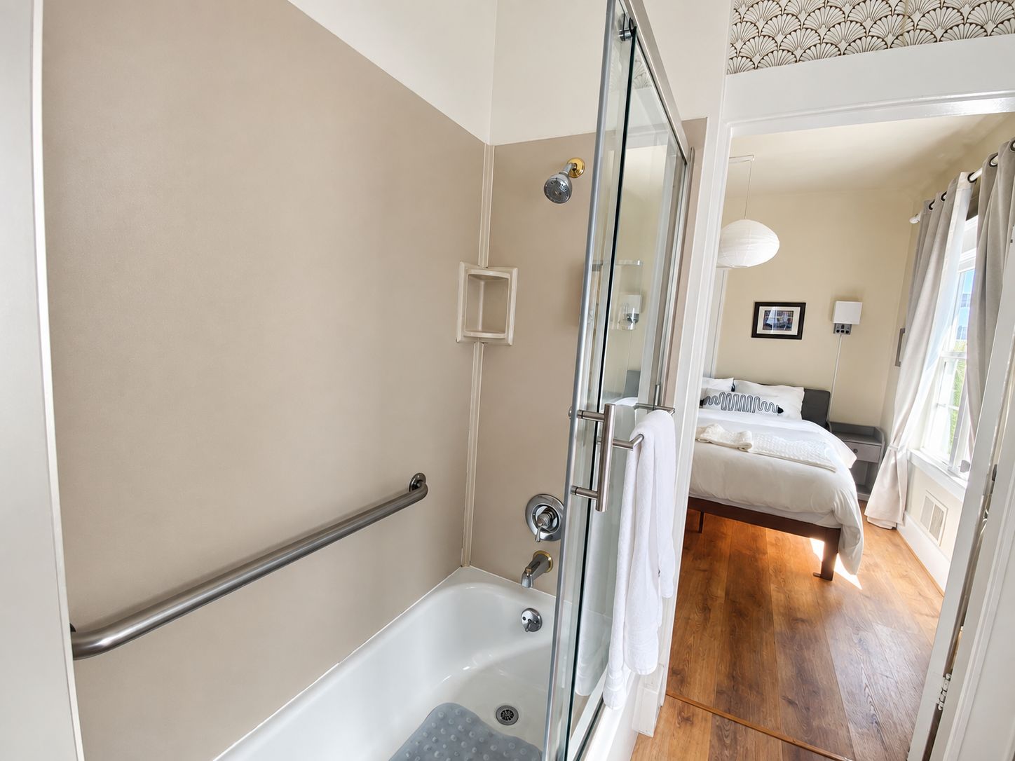 Un baño moderno con cabina de ducha de vidrio, bañera y ducha.