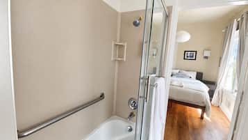 Un baño moderno con cabina de ducha de vidrio, bañera y ducha.