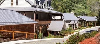 Cedar Suite: Mountain Getaway overlooking The Roaring River on the vineyard