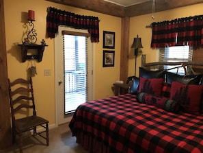 4 bedrooms, iron/ironing board, WiFi, bed sheets - Cedar Suite: Mountain Getaway overlooking The Roaring River on the vineyard (Traphill)