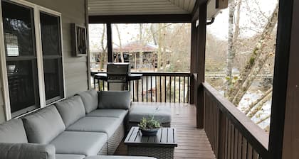 Cedar Suite: Mountain Getaway overlooking The Roaring River on the vineyard