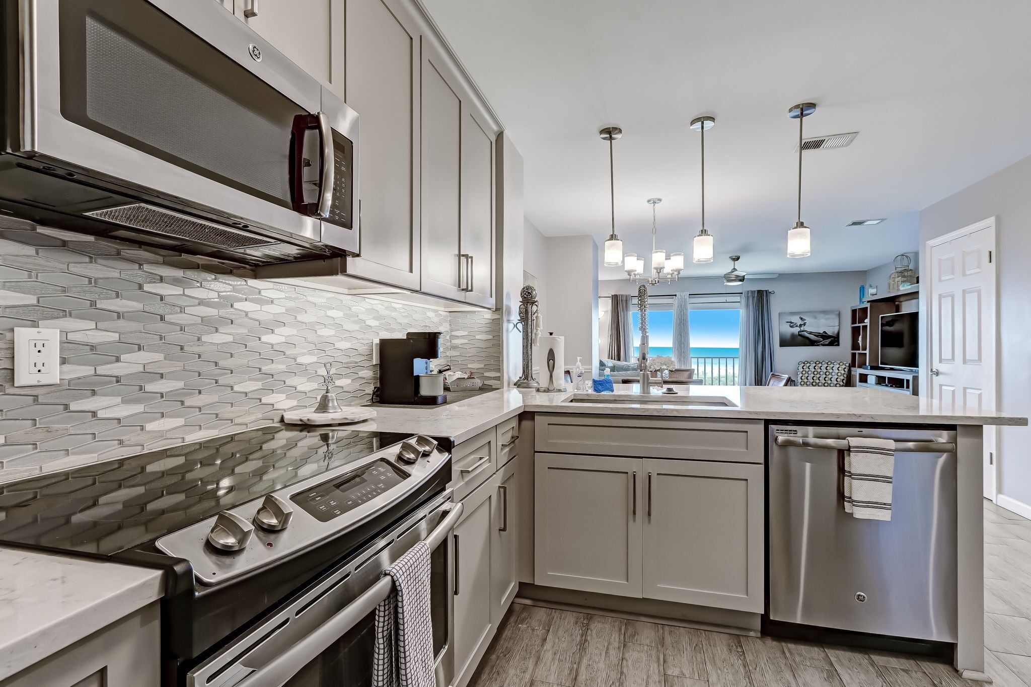 Refrigerador, microondas, horno y parrilla de estufa 