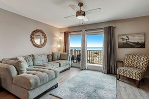 Smart TV, lettore DVD, libri, impianto stereo